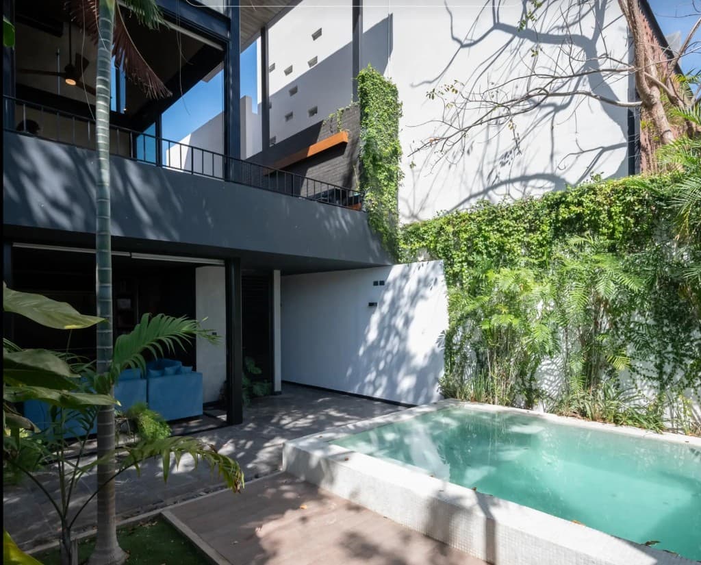 Casa con alberca y jardín
